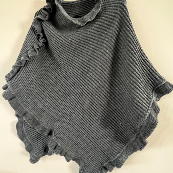 Gray Poncho with frill - Picture 2 of 2
